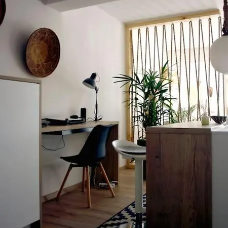 Cosy Cave By The Sea Apartment *